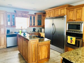 Mikrobølgeovn, ovn, kokeplater og oppvaskmaskin