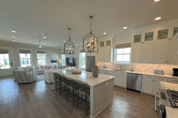 Fridge, microwave, oven, stovetop - New List 5BR/4.5 BA close to Rosemary Beach (Walton County)
