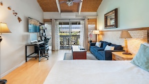 1 habitación, escritorio, tabla de planchar con plancha y ropa de cama 