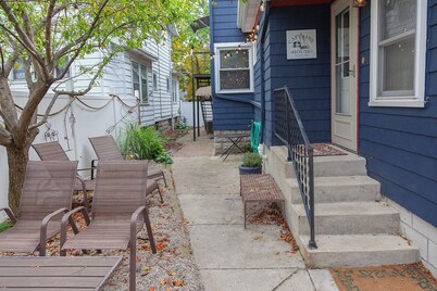 New! Mins to waterfrnt, dwntwn Sandusky OH, 4 bdrmQn+sofa bed+dogs ok, slps 10