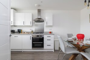 Microwave, oven, dishwasher - Spacious 4BR House | EV Charger | 10 mins from Centre MK | Families | Contractor (Milton Keynes)