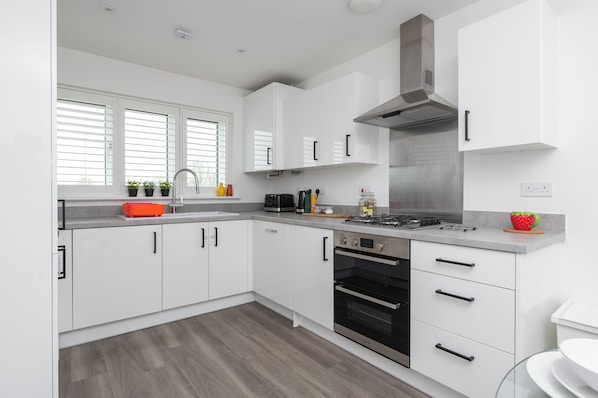 Microwave, oven, dishwasher - Spacious 4BR House | EV Charger | 10 mins from Centre MK | Families | Contractor (Milton Keynes)