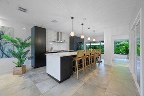 Mikrobølgeovn, ovn, kokeplater og oppvaskmaskin