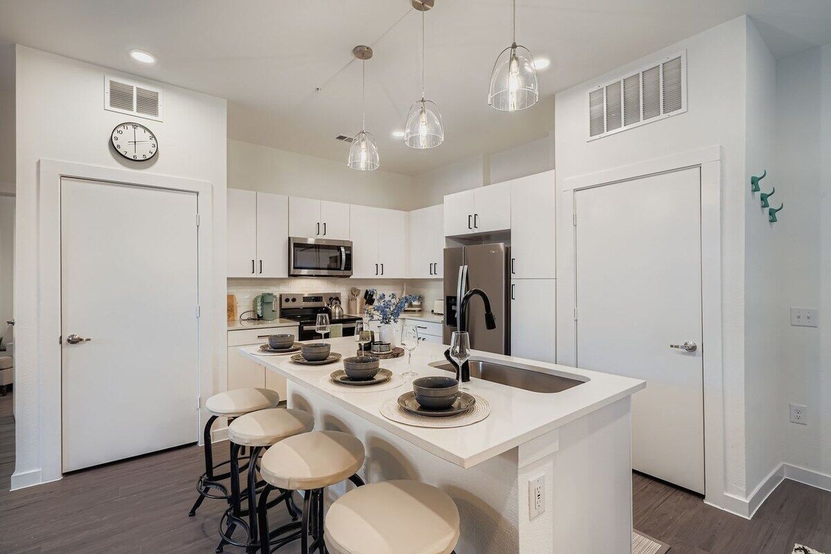 Jääkaappi, mikroaaltouuni, uuni, astianpesukone