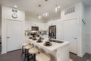 Jääkaappi, mikroaaltouuni, uuni, astianpesukone