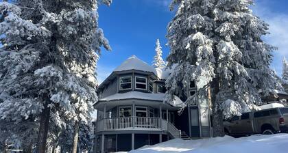 4 bedroom, pet-friendly home w/private hot tub, BBQ, laundry, bike storage