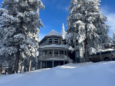 4 bedroom, pet-friendly home w/private hot tub, BBQ, laundry, bike storage