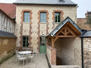 Outdoor dining - Le Gîte du Bonheur - Norman family home (Clef Vallée d'Eure)