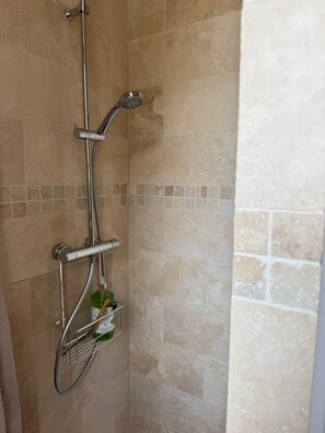 Dusche, Haartrockner, Handtücher, Seife