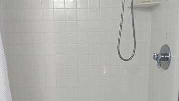 Douche, sèche-cheveux, serviettes fournies, savon