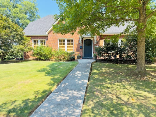 Delightful Five Points 2-bedroom apartment - walk to UGA stadiums!