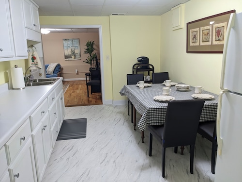 Delightful Five Points 2-bedroom apartment - walk to UGA stadiums!