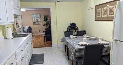 Delightful Five Points 2-bedroom apartment - walk to UGA stadiums!
