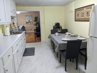 Delightful Five Points 2-bedroom apartment - walk to UGA stadiums!