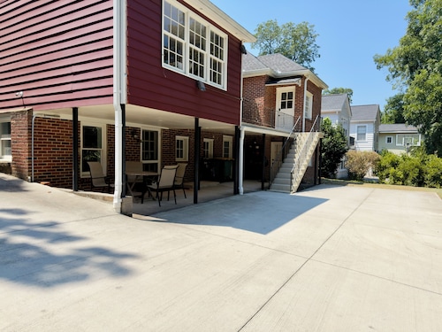 Delightful Five Points 2-bedroom apartment - walk to UGA stadiums!