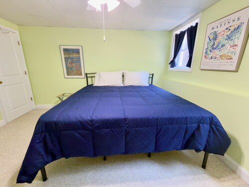 Delightful Five Points 2-bedroom apartment - walk to UGA stadiums!