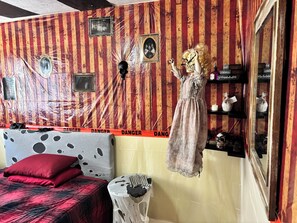 1 bedroom, WiFi - Rent this haunted bedroom for Halloween fun! (Houston)