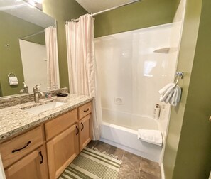 Towels - Tennis Building #201 (Garden City)