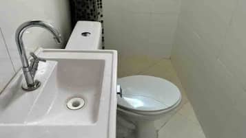 Basic Room | Bathroom