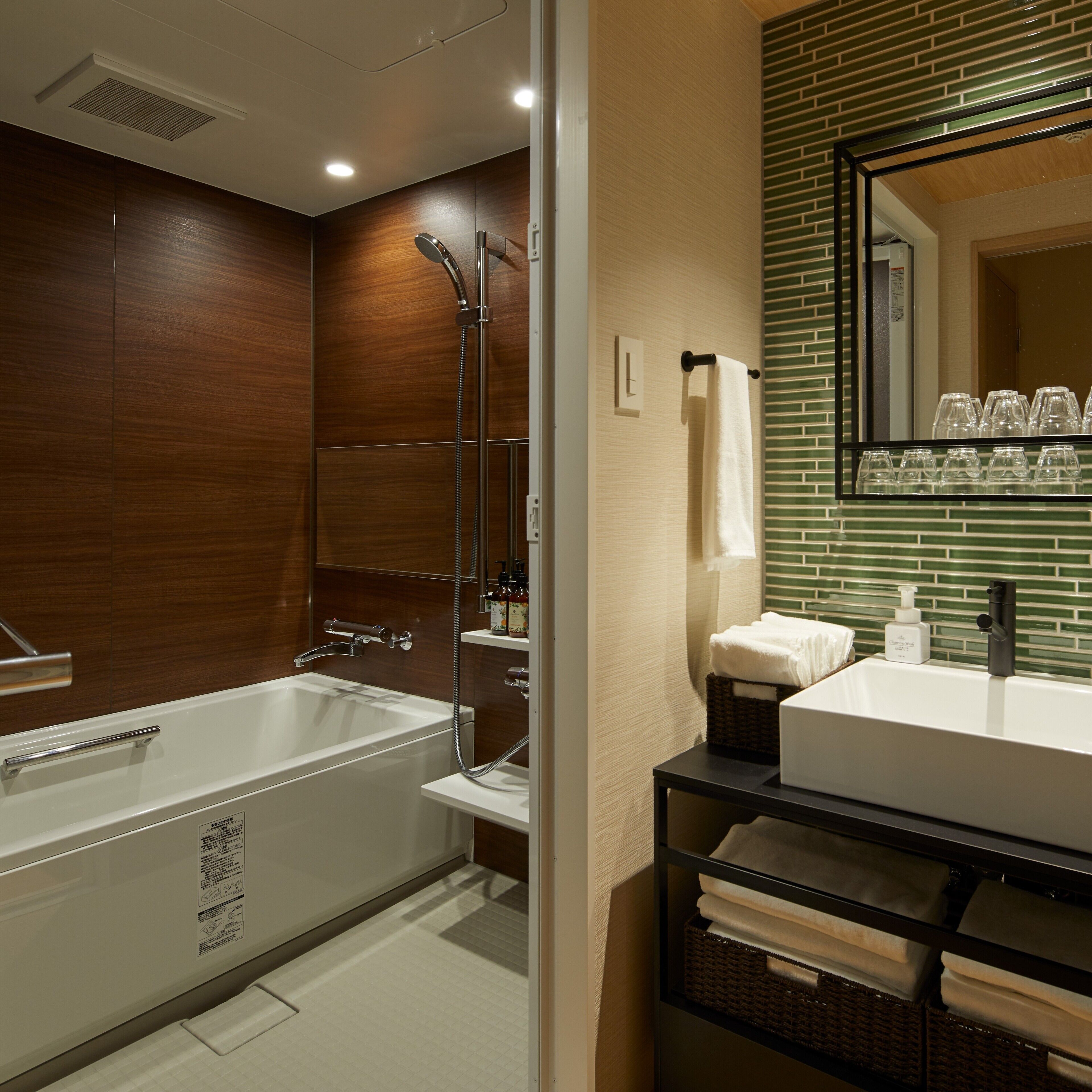 Une salle de bain moderne équipée d’une baignoire, d’une douche, d’un lavabo et d’un miroir.