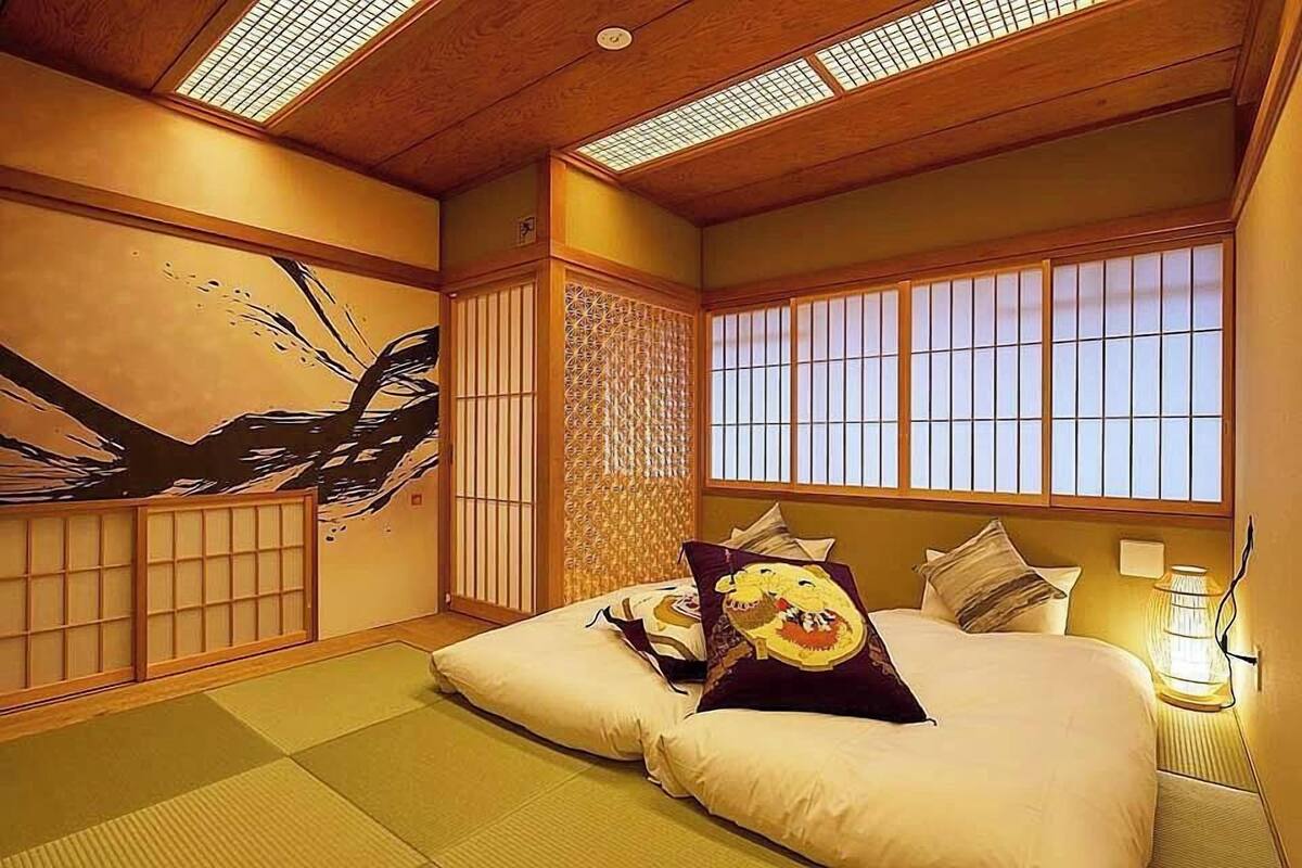 Ein traditioneller japanischer Raum mit Tatami-Boden, Shoji-Schirmen und einer Futon-Liege.