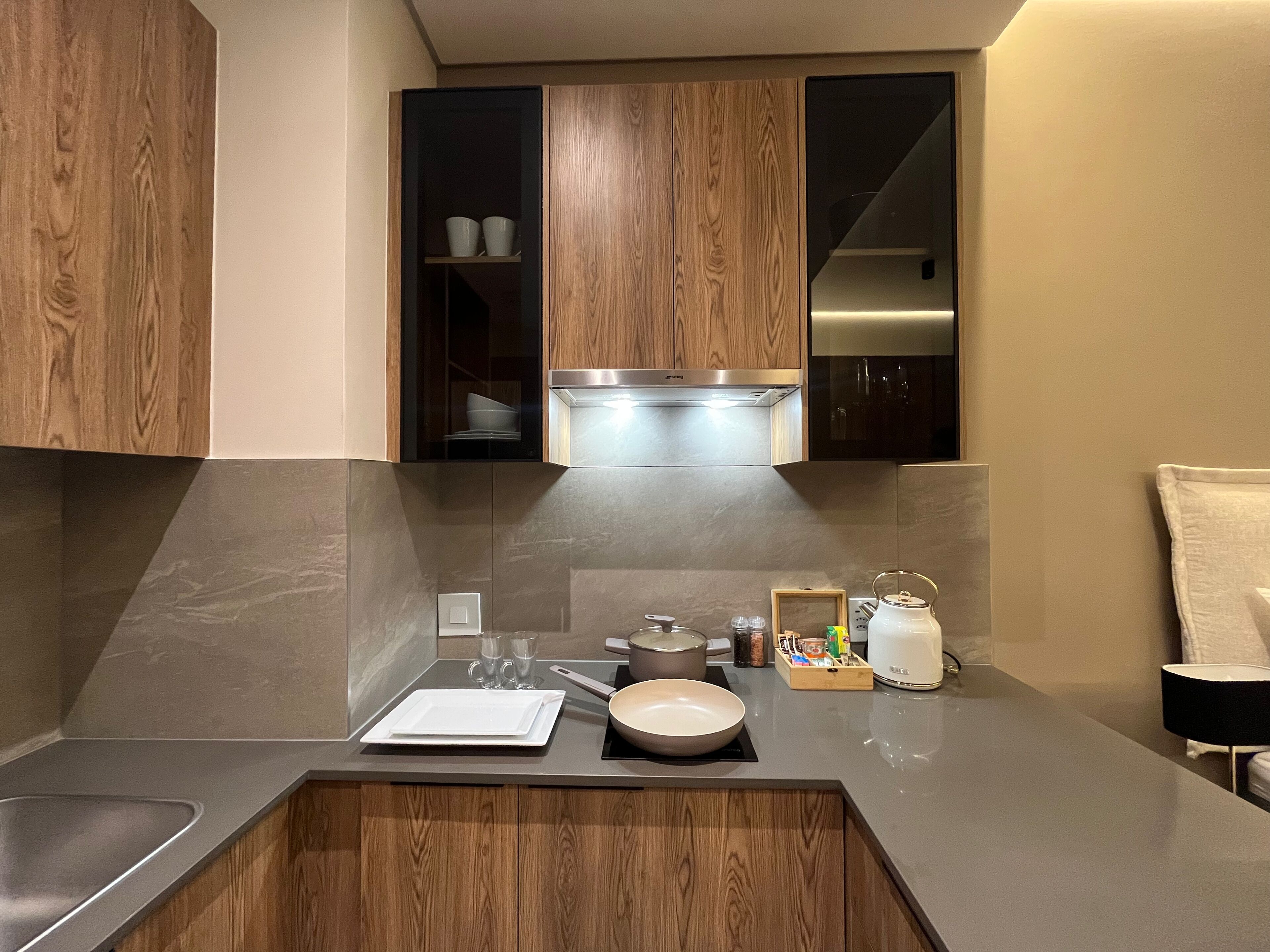 冷蔵庫、電子レンジ、コンロ、電気ポット