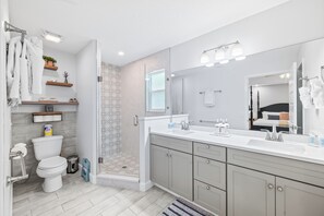 Een douche, een haardroger, een bidet, handdoeken
