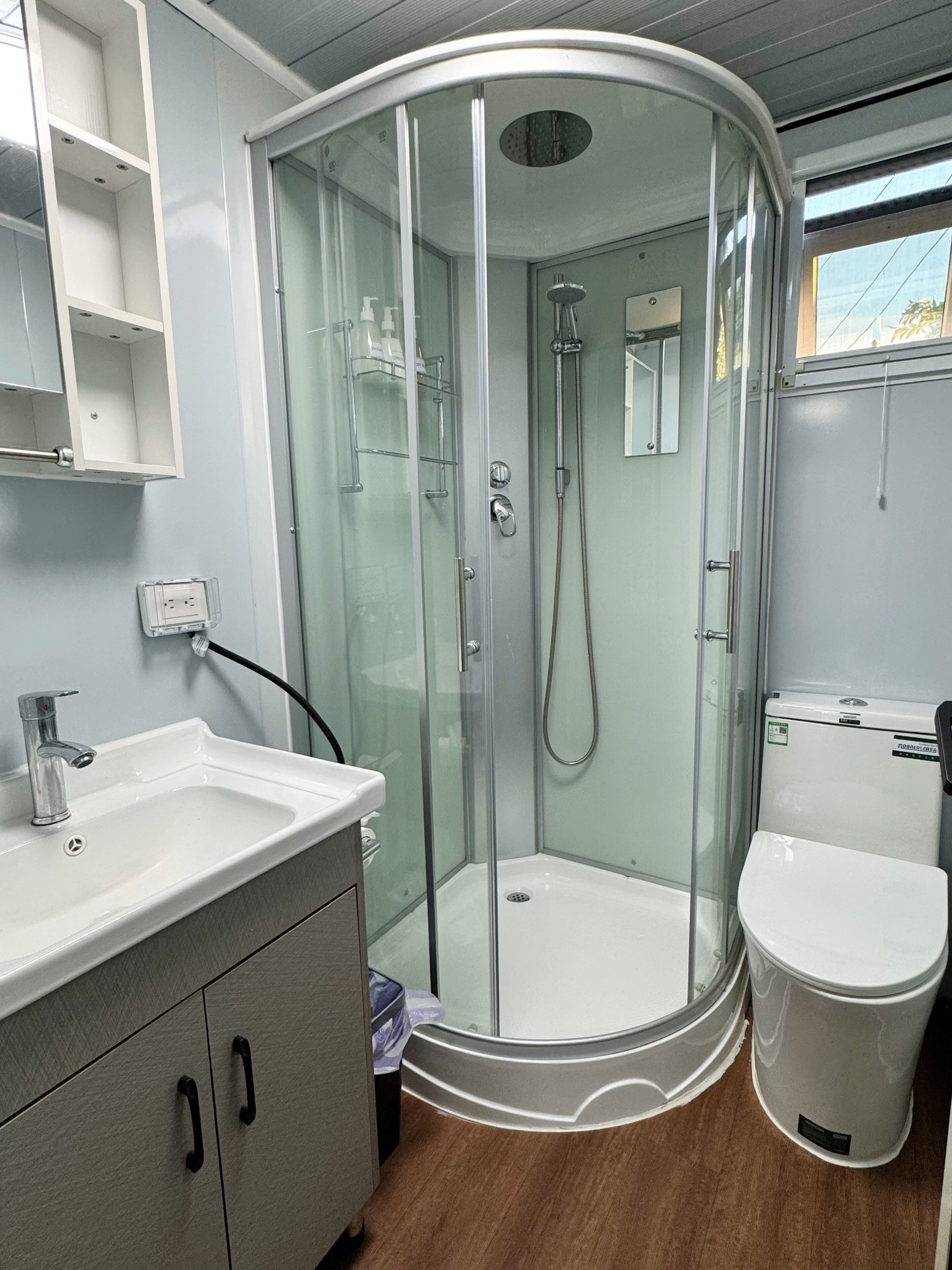 Dusj, hårføner, håndklær og såpe