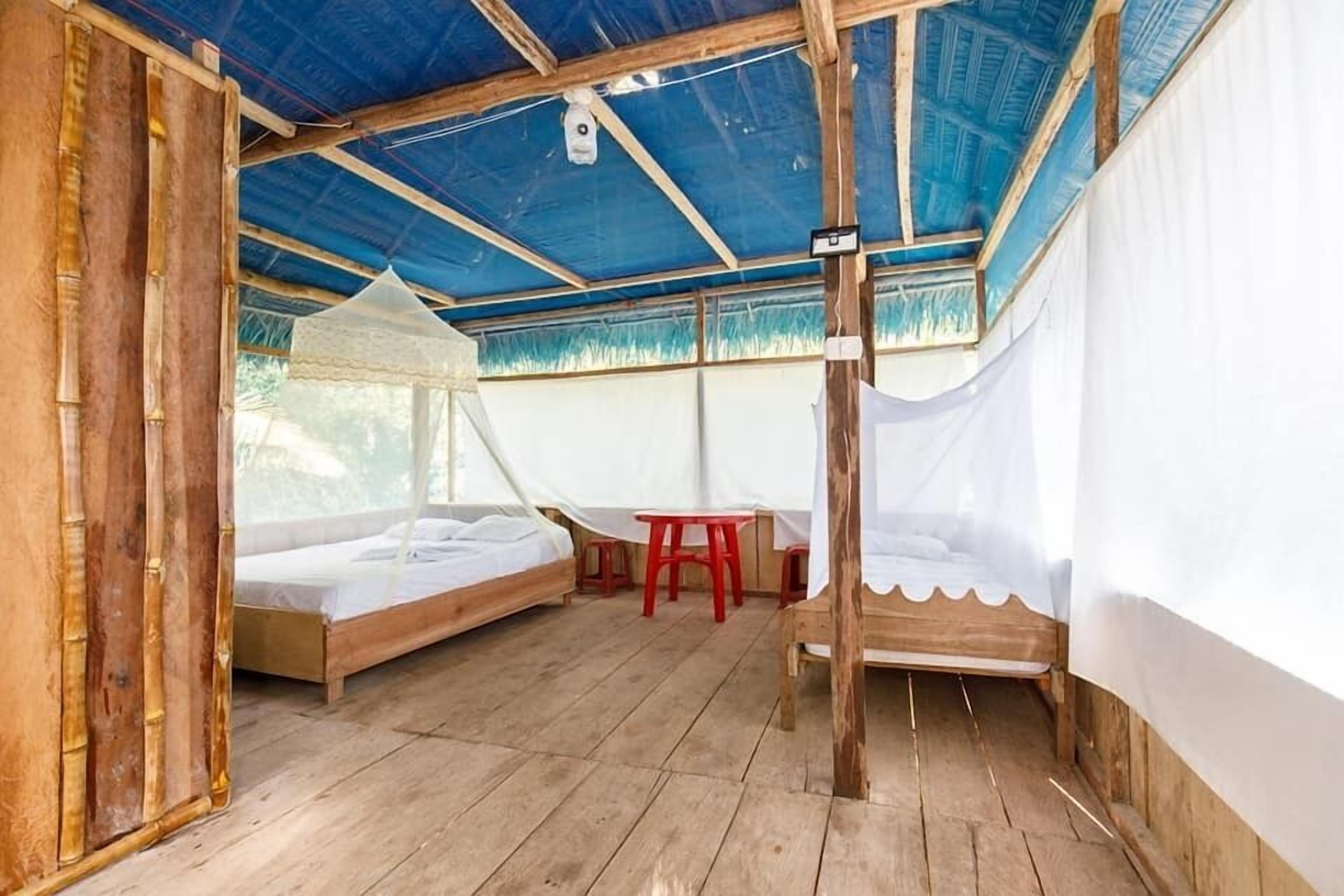 Phòng đôi tiện nghi đơn giản, quang cảnh vườn