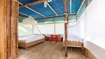 Phòng đôi tiện nghi đơn giản, quang cảnh vườn