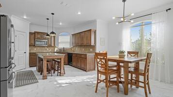 Microondas, horno, parrilla de estufa y lavavajillas