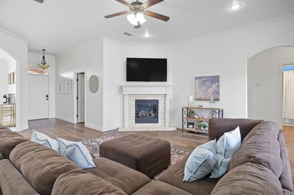 TV, fireplace