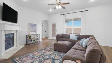 Een televisie en een open haard