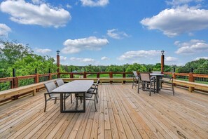 Outdoor dining - Stay Above a Chocolate Factory - Eclair (Waco)