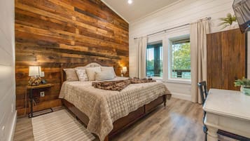 Desk, iron/ironing board, WiFi