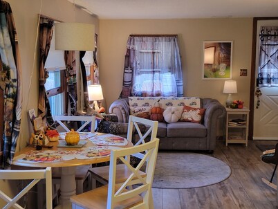 Little House Inn - Private Home - Secluded - Ware - 2 bedroom, sleeps 6