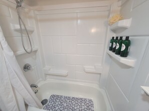 Secador de cabelo, toalhas de banho, sabonete, shampoo