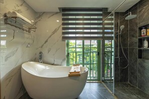 Regadera, secadora de cabello, toallas, jabón 