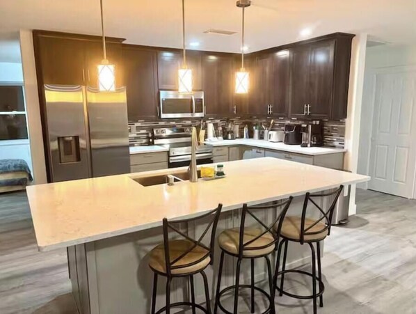 Fridge, microwave, oven, stovetop - Home Near Beach - 5 min - Hot Tub! (South Pasadena)