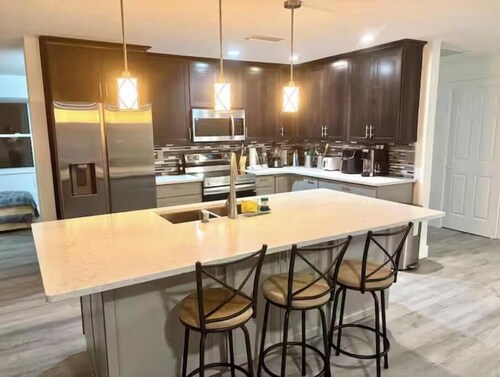 Home Near Beach - 5 min - Hot Tub!