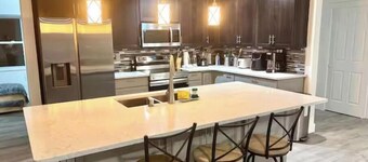 Home Near Beach - 5 min - Hot Tub!