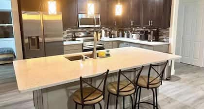 Home Near Beach - 5 min - Hot Tub!