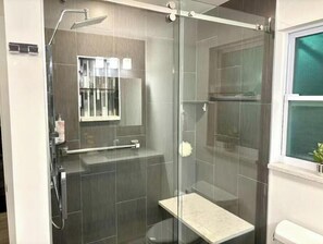 Ducha, secador de pelo, toallas, jabón