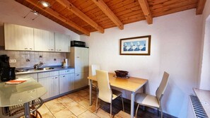 Kühlschrank, Herdplatte, Wasserkocher mit Kaffee-/Teezubehör