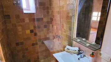 Habitación doble Deluxe, vista a la montaña | Baño | Regadera, toallas, jabón, shampoo