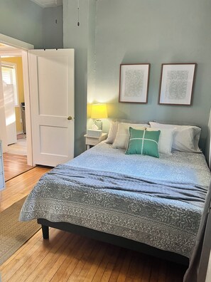 Tabla de planchar con plancha, wifi y ropa de cama