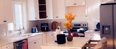 Micro-ondes, four, plaque de cuisson, lave-vaisselle