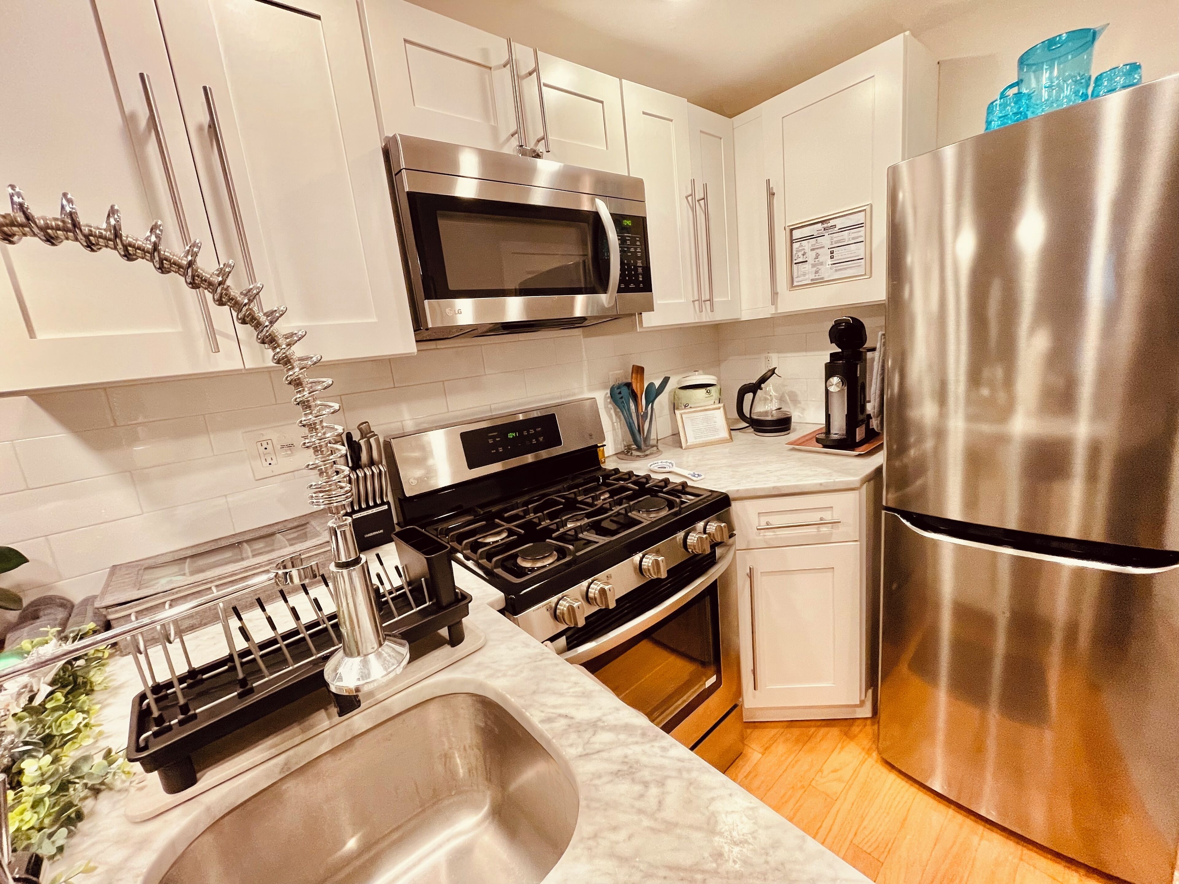 Réfrigérateur, micro-ondes, four, plaque de cuisson