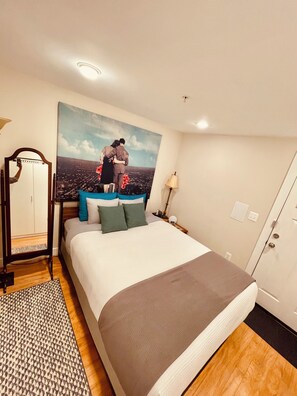 1 bedroom, in-room safe, desk, iron/ironing board - Urban Serenity - Chic 1-bedroom apt in DC - 5 min walk to metro, near monuments (Washington)