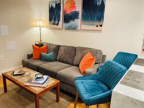 Smart TV - Urban Serenity - Chic 1-bedroom apt in DC - 5 min walk to metro, near monuments (Washington)